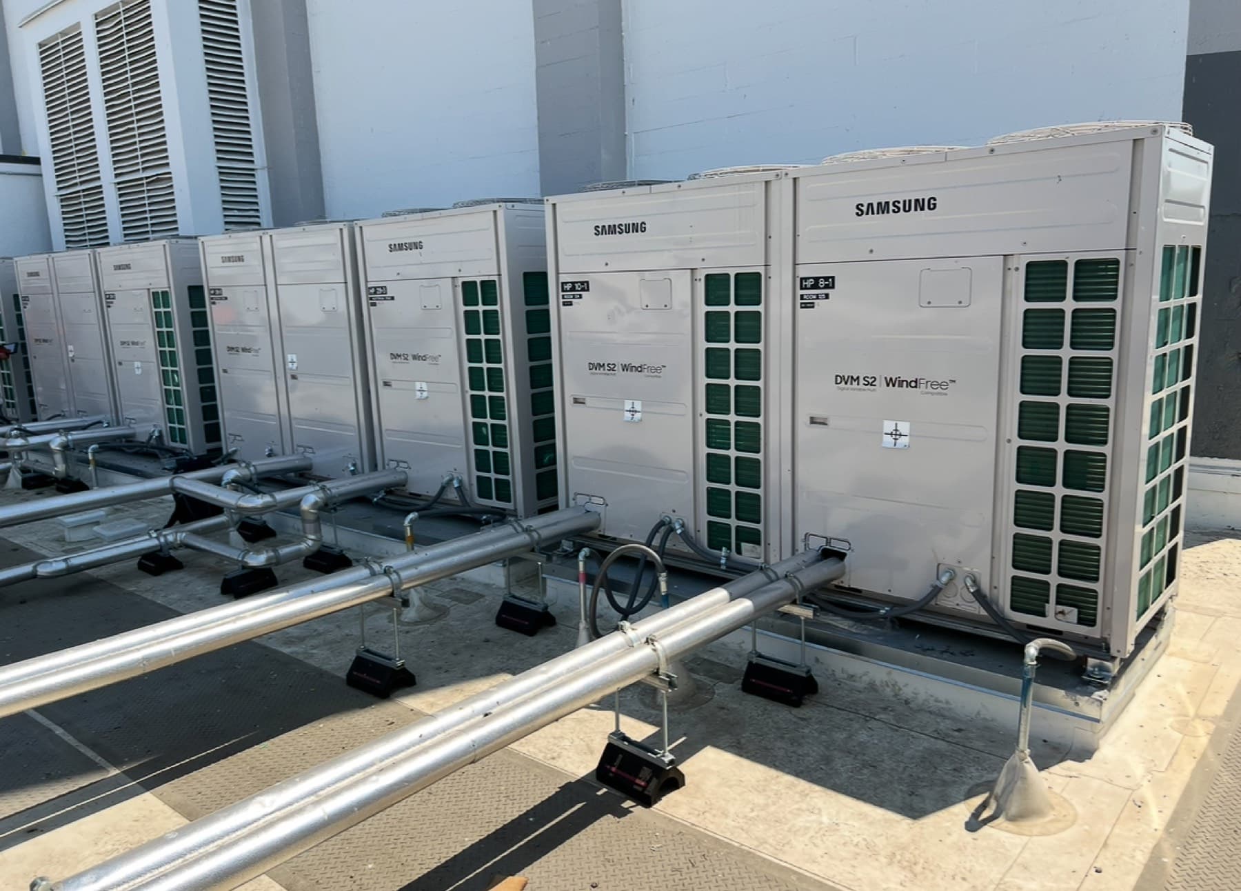 Multi-module VRF condenser bank set and piped